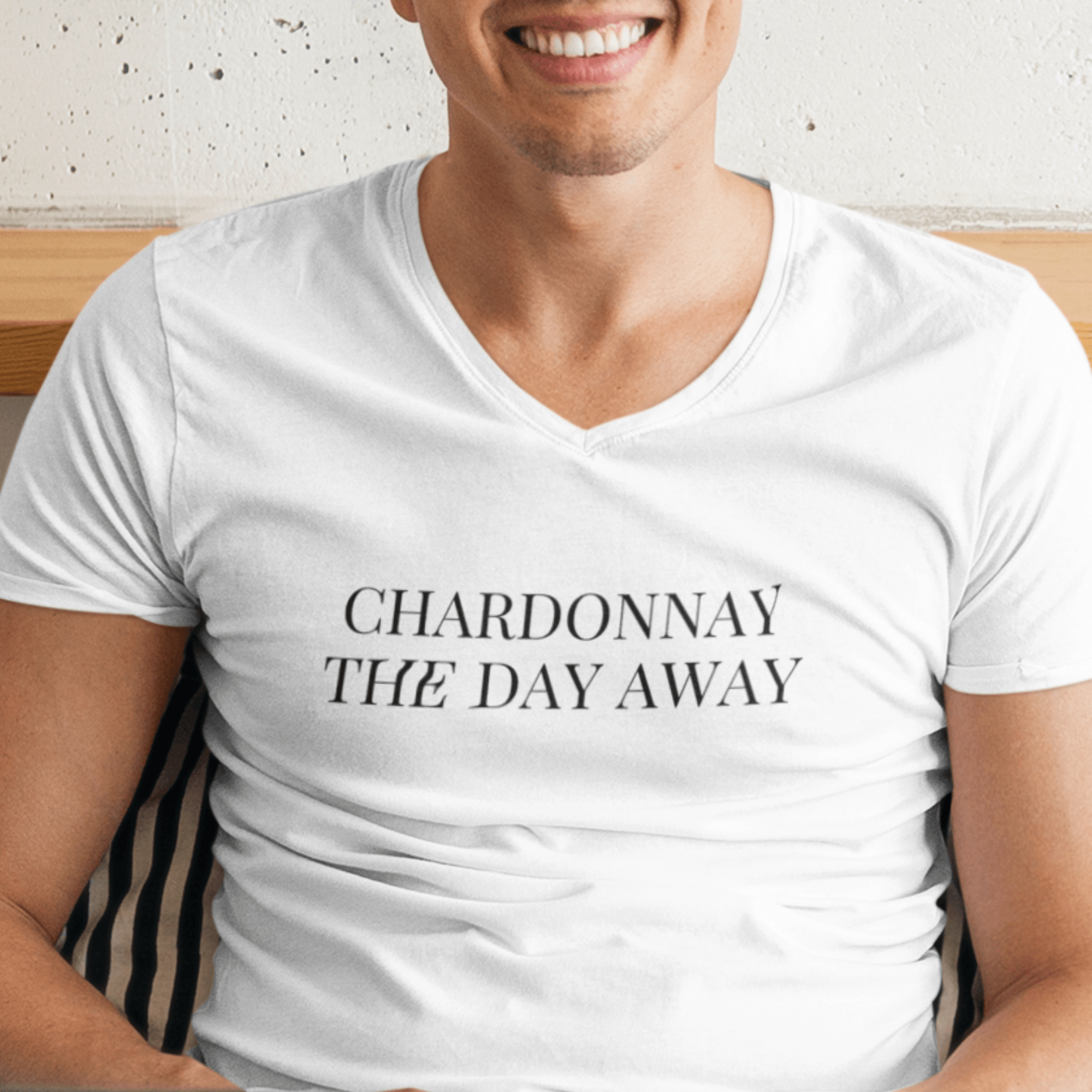 CHARDONNAY THE DAY AWAY  - Herren V-Neck Shirt