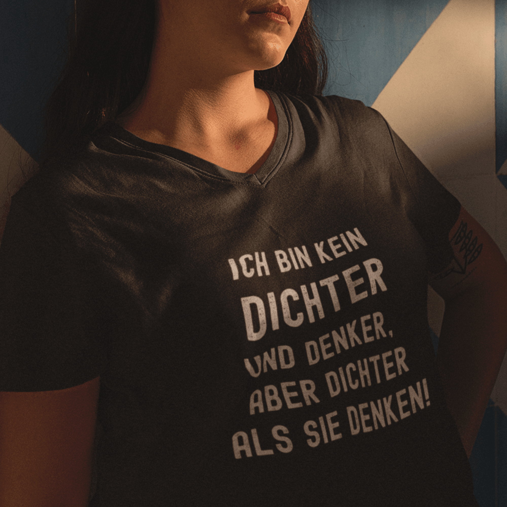 DICHTER UND DENKER - V-Neck Damenshirt - einschenken24.de