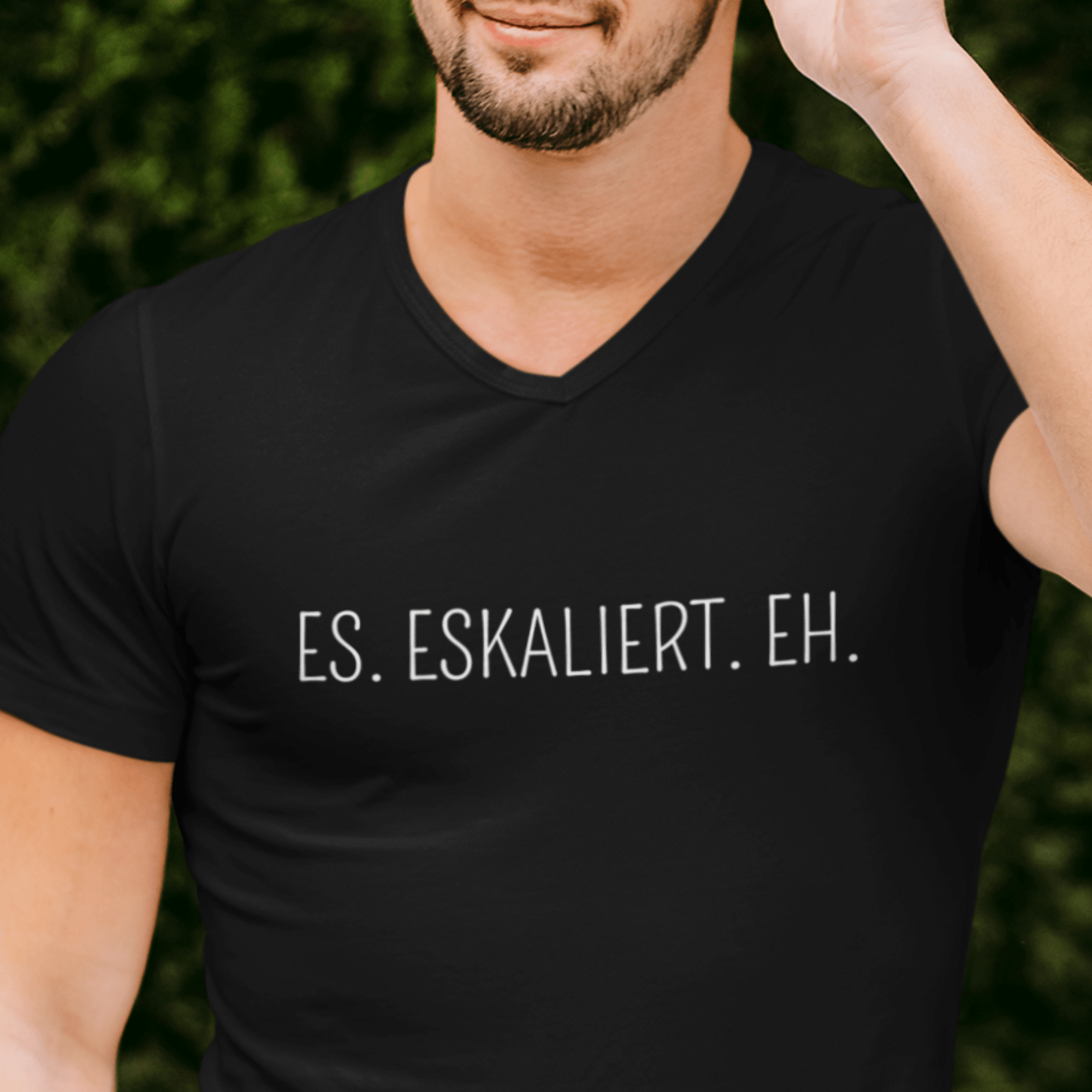 ES. ESKALIERT. EH. - Herren V-Neck Shirt - einschenken24.de